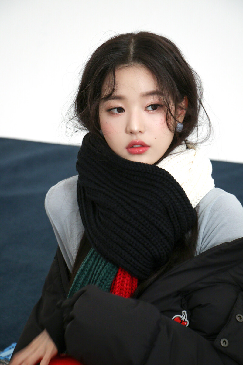 211027 Starship Naver Post - Wonyoung x KIRSH Behind documents 4