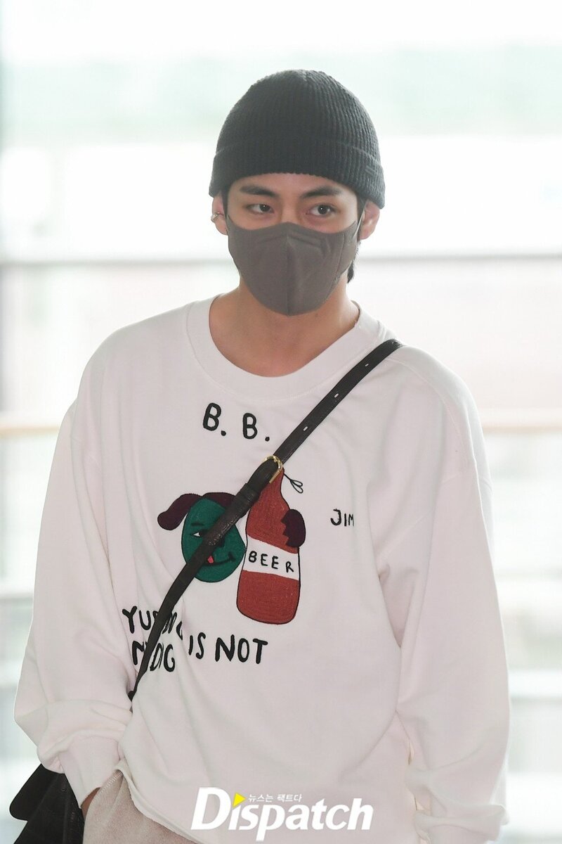 220529 BTS V at Incheon International Airport Departing for the United States to Attend the White House Invitation documents 2