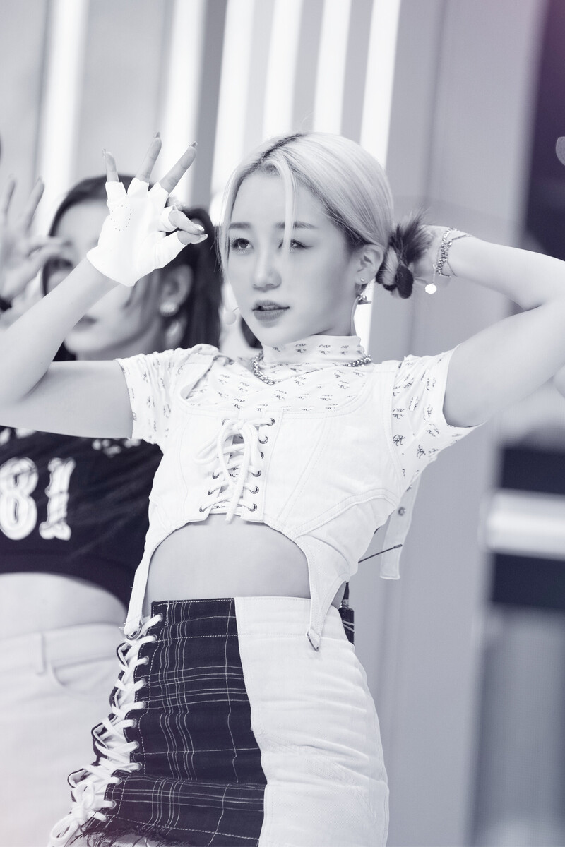 220703 Kep1er Hikaru 'Up!' at Inkigayo documents 6