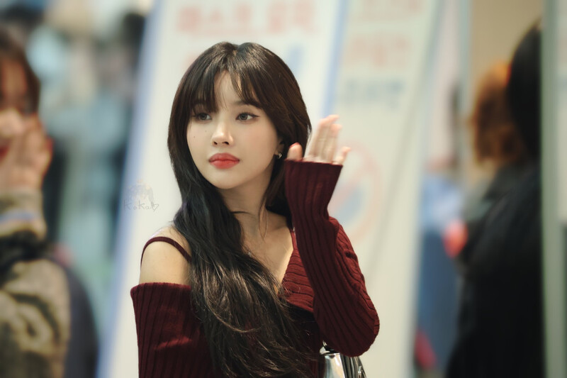 231021 (G)I-DLE Soyeon at Incheon International Airport documents 8