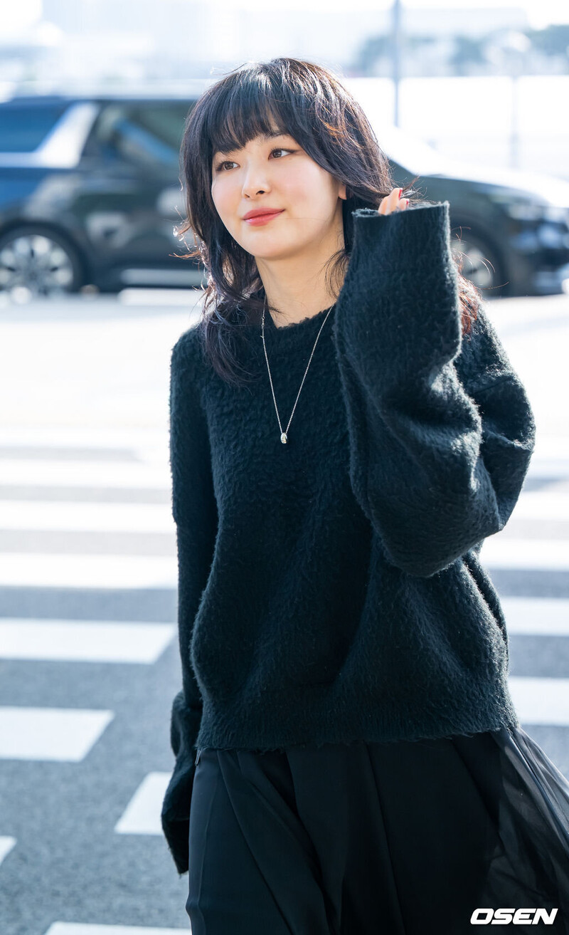 231210 Red Velvet Seulgi at Incheon International Airport documents 9