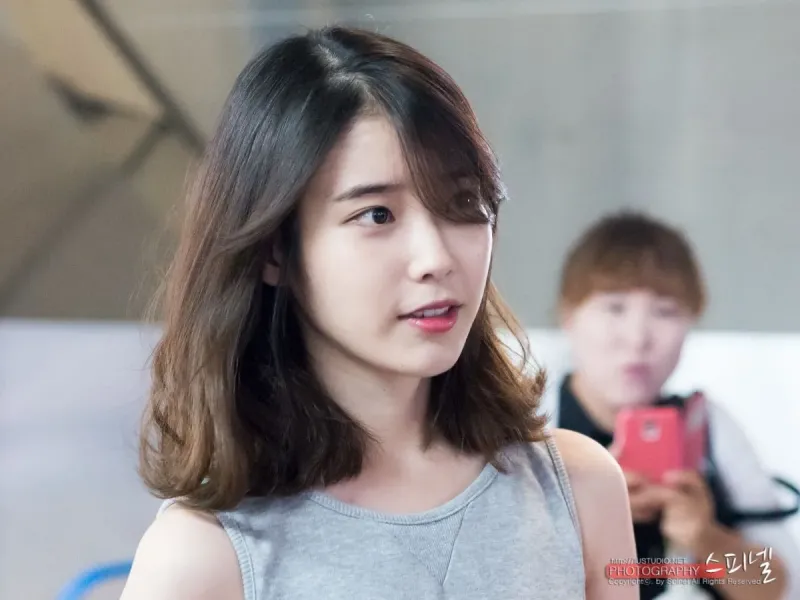 140613 김포공항 출국 아이유 직찍 by 스피넬-17.jpg