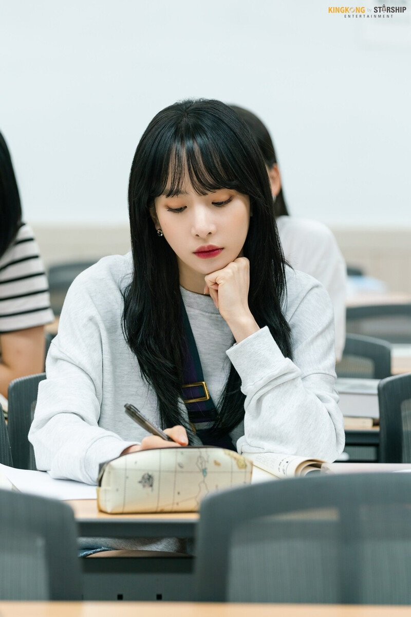 211008 Starship Naver Post - Seola "Love in black hole" Drama Behind documents 13