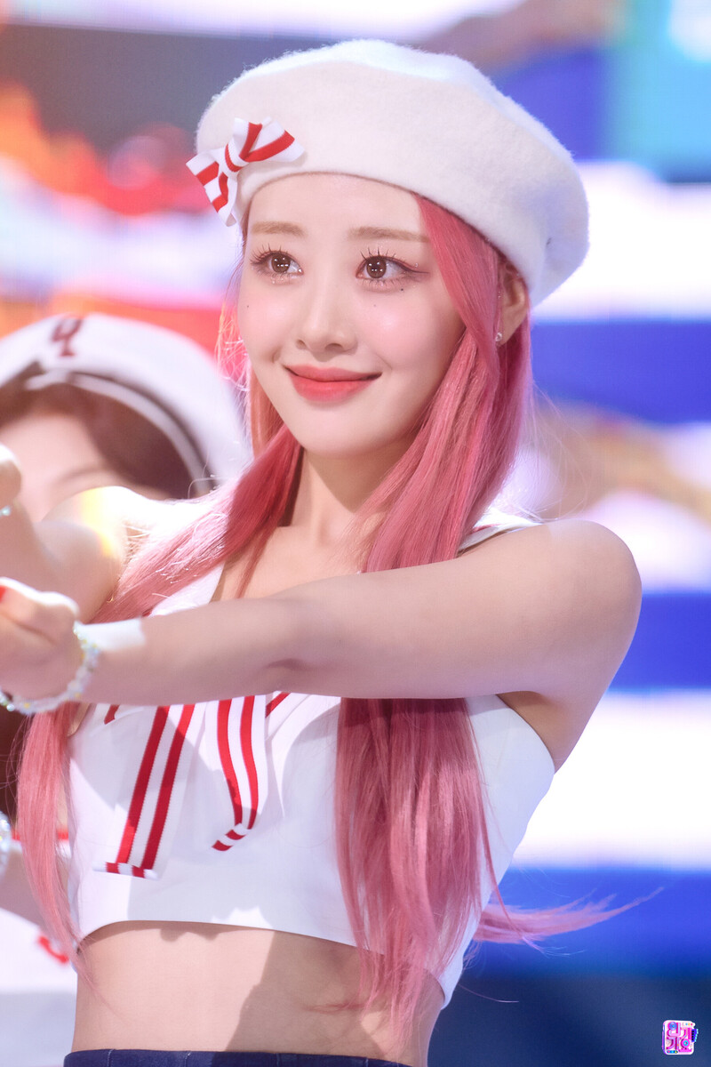 220703 LOONA Yves at Inkigayo documents 4