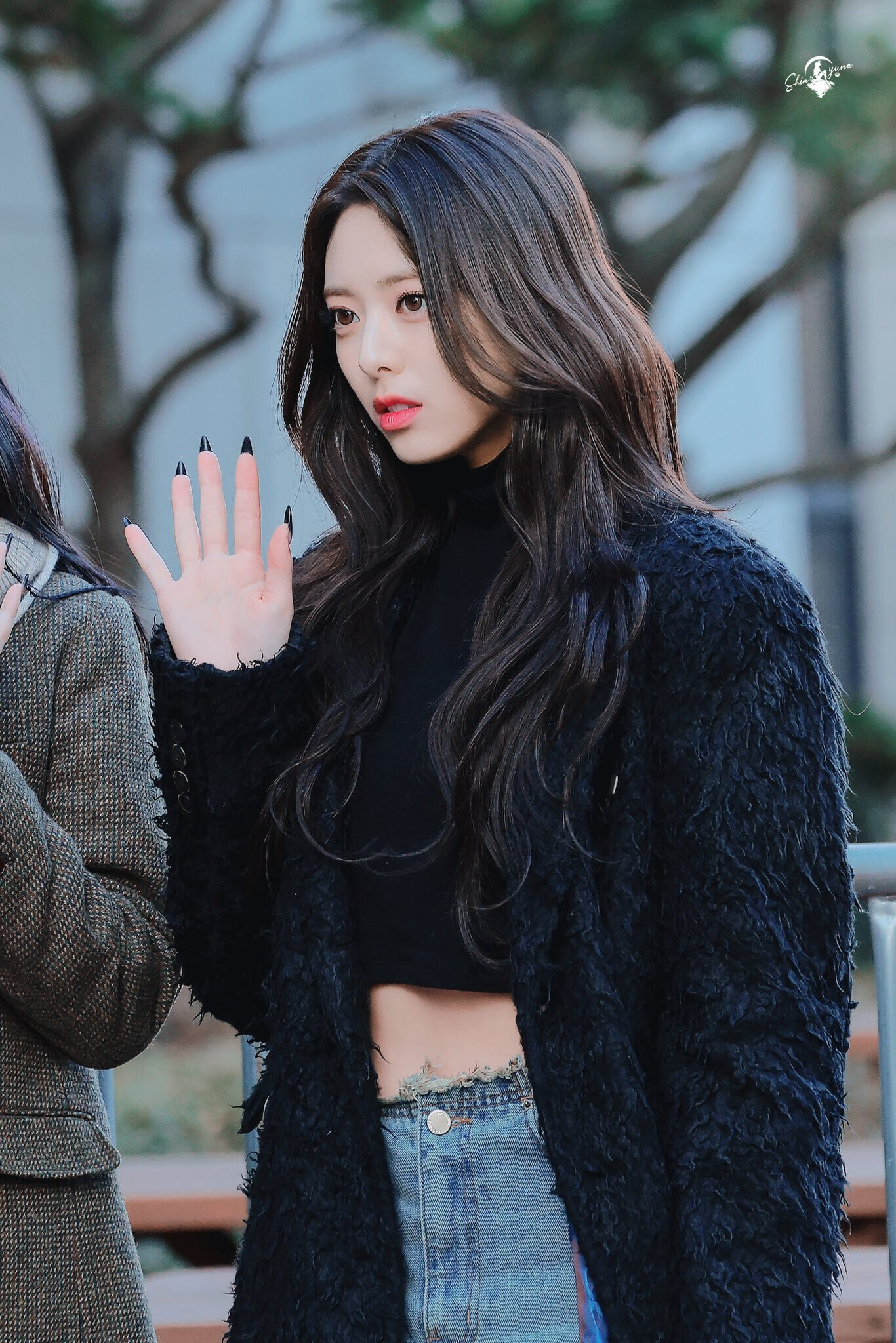 221202 ITZY Yuna - Music Bank Commute | kpopping