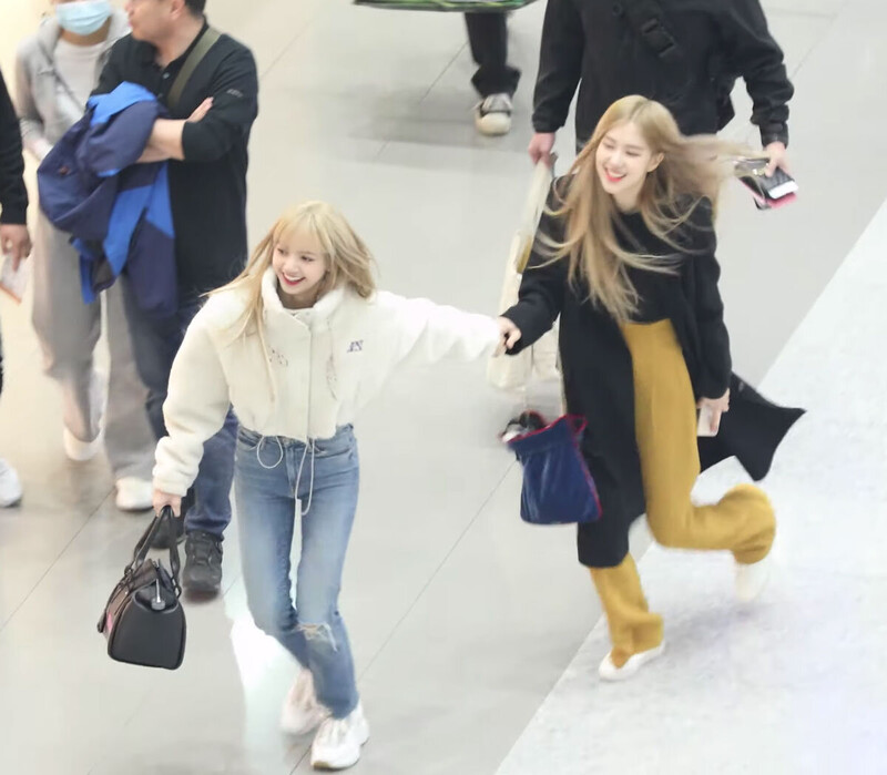 190201 - LISA at Incheon Airport to Philippines documents 7