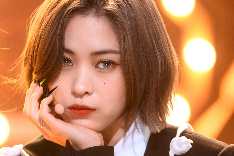 221204 ITZY Ryujin - 'Cheshire' at Inkigayo documents 3