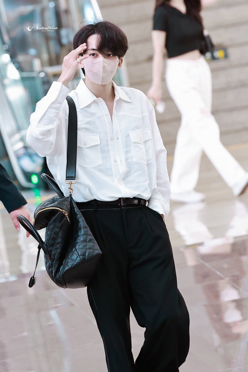 230817 JEONGHAN  at the Gimpo International Airport documents 4