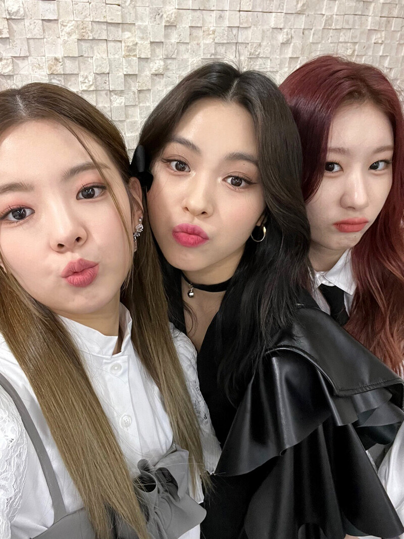 220107 ITZY Twitter Update documents 3