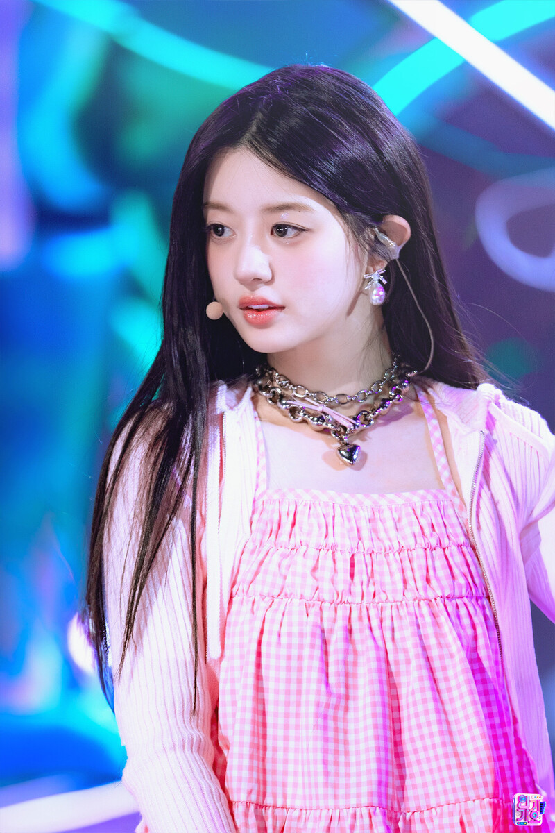 240331 ILLIT Minju - ‘Magnetic’ at Inkigayo documents 1