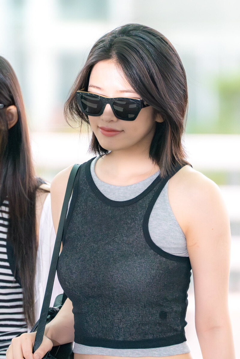 240712 IVE Yujin at Incheon International Airport documents 4