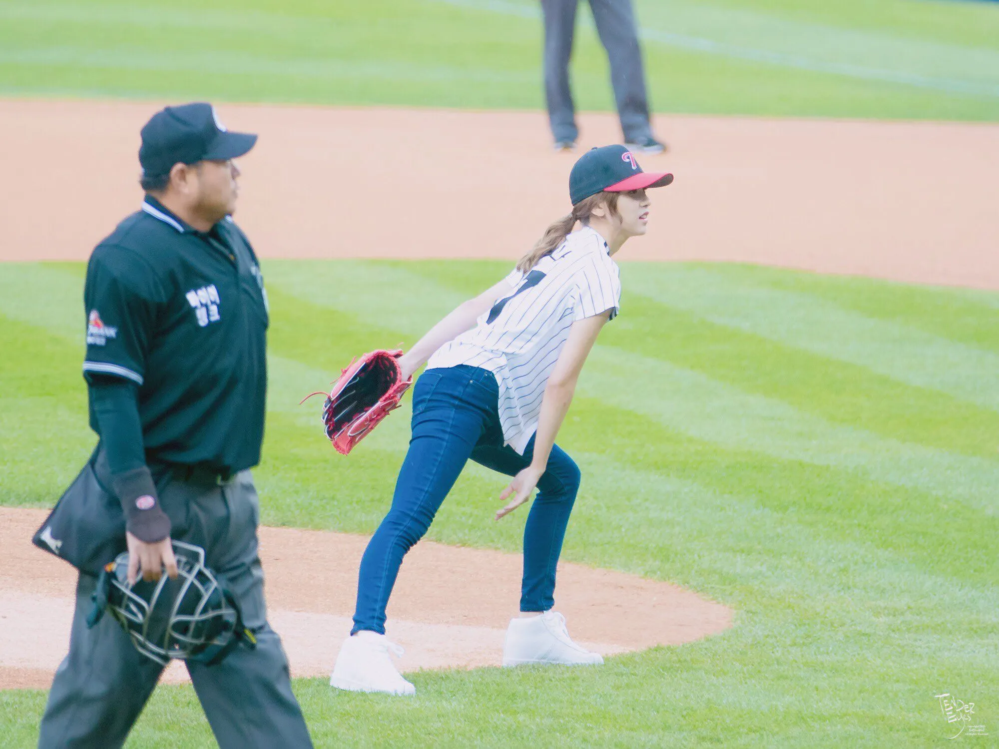 FY! MYOUI MINA — 161016 LG Twins First Pitch & Bat Commute ©