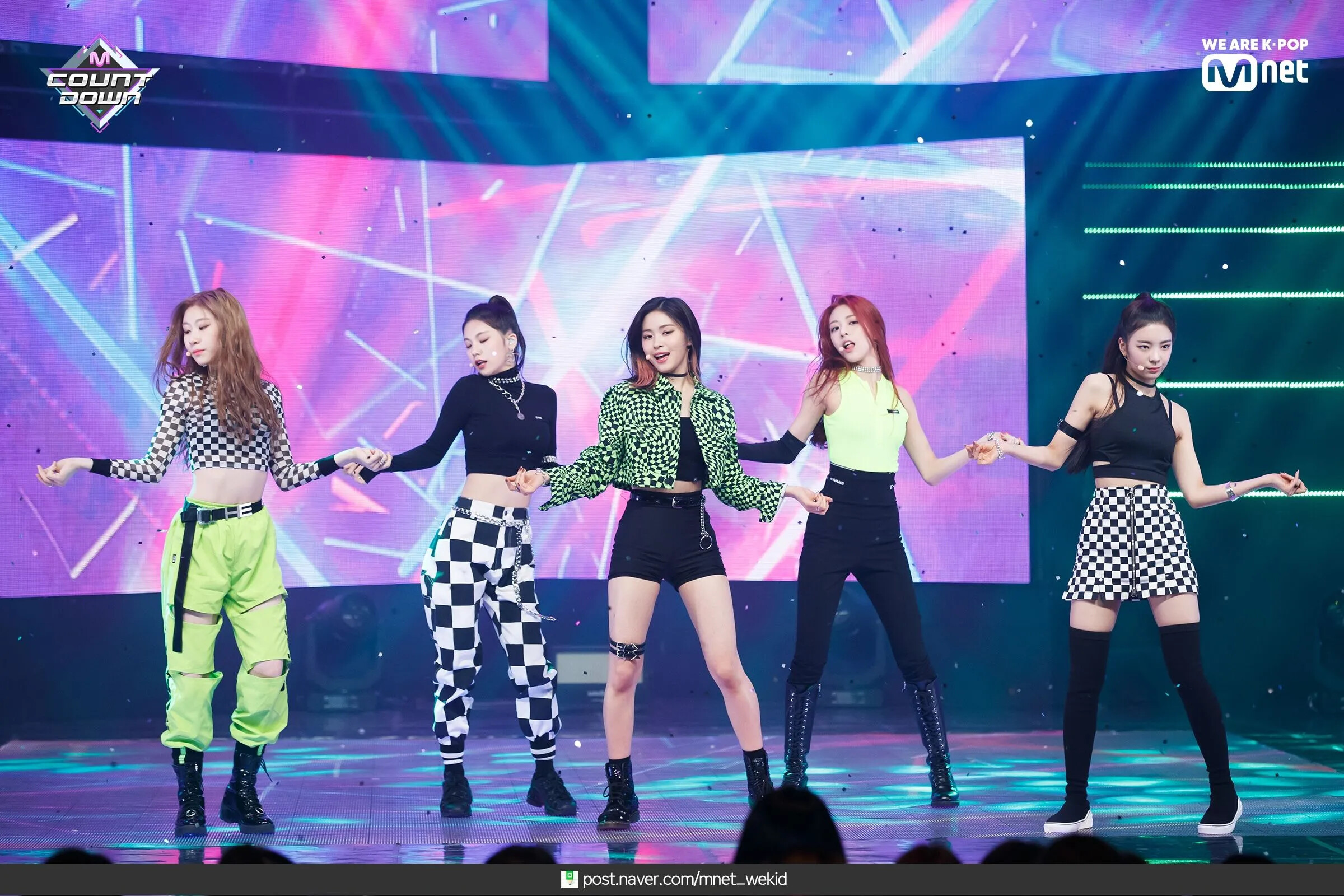 190221 ITZY - 'DALLA DALLA' at M Countdown (Mnet Naver Post) | kpopping