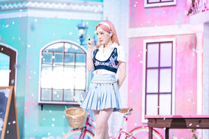 210711 Taeyeon 'Weekend' at Inkigayo