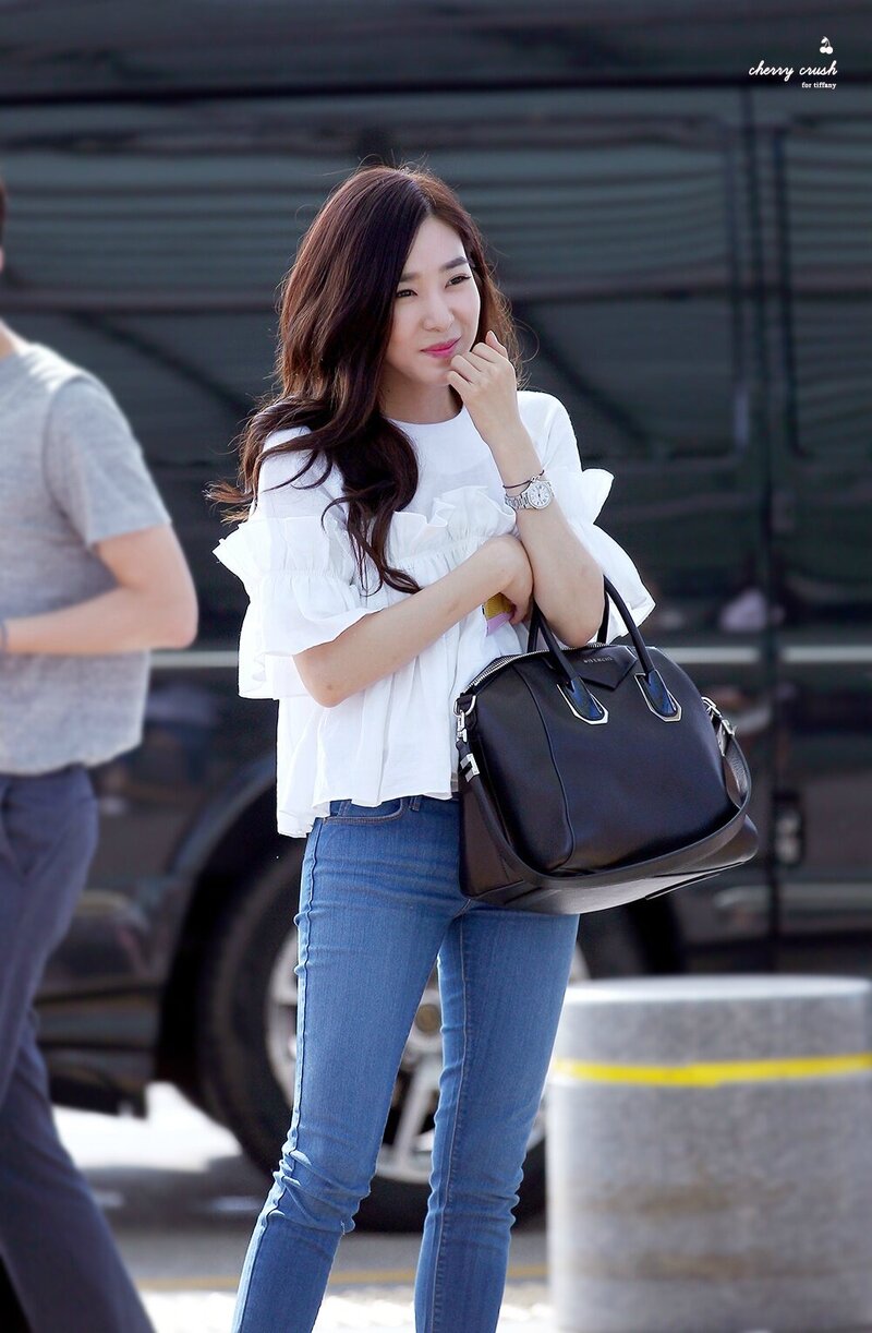 150806 Girls' Generation Tiffany at Incheon Airport documents 2