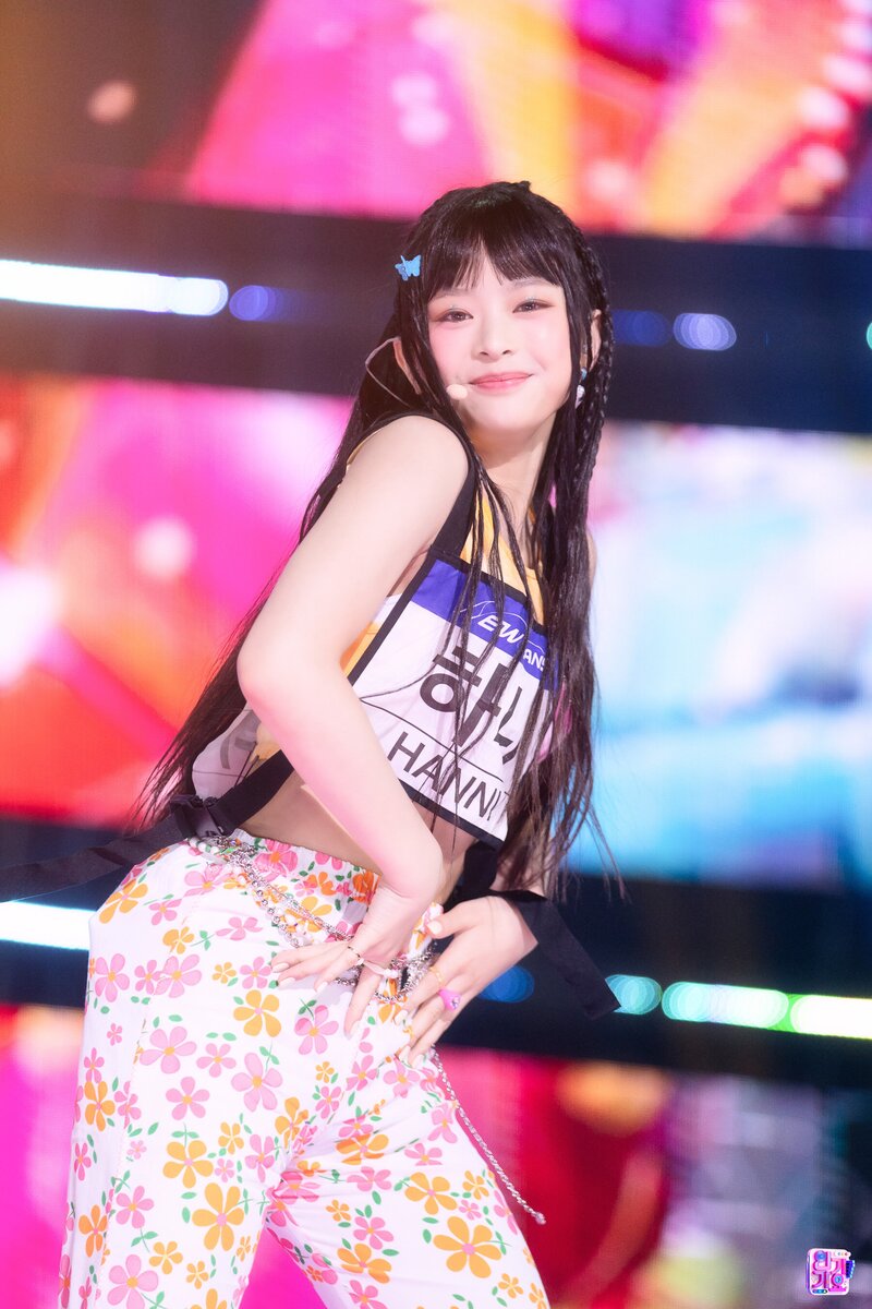 220821 NewJeans Hanni - 'Attention' at Inkigayo documents 27