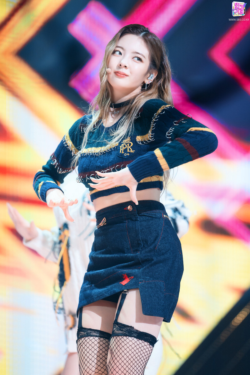 211010 ITZY - 'LOCO' at Inkigayo documents 6