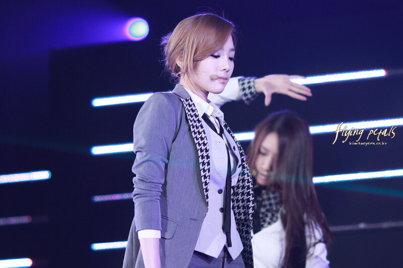 120125 Girls' Generation Taeyeon at Korean International Style Show documents 13