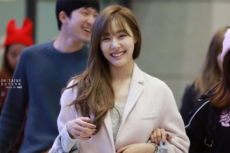 141019 Girls' Generation Tiffany at Incheon Airport documents 2