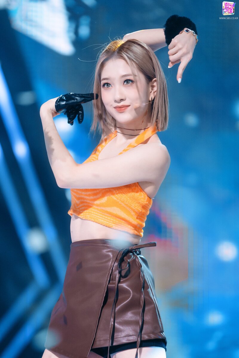 220130 fromis_9 Seoyeon - 'DM' at Inkigayo documents 8