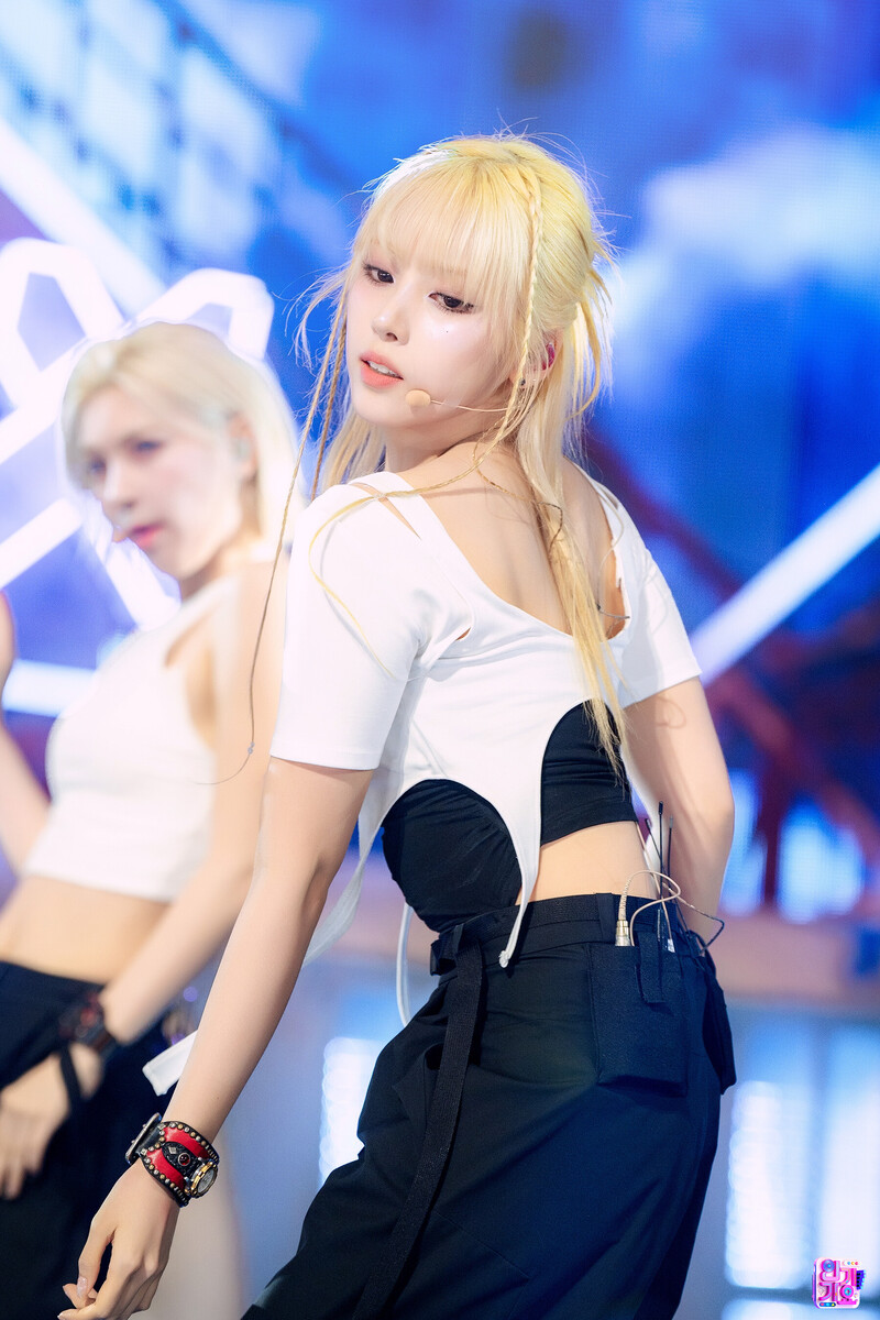 240825 NMIXX Jiwoo - 'See that?' at Inkigayo documents 2