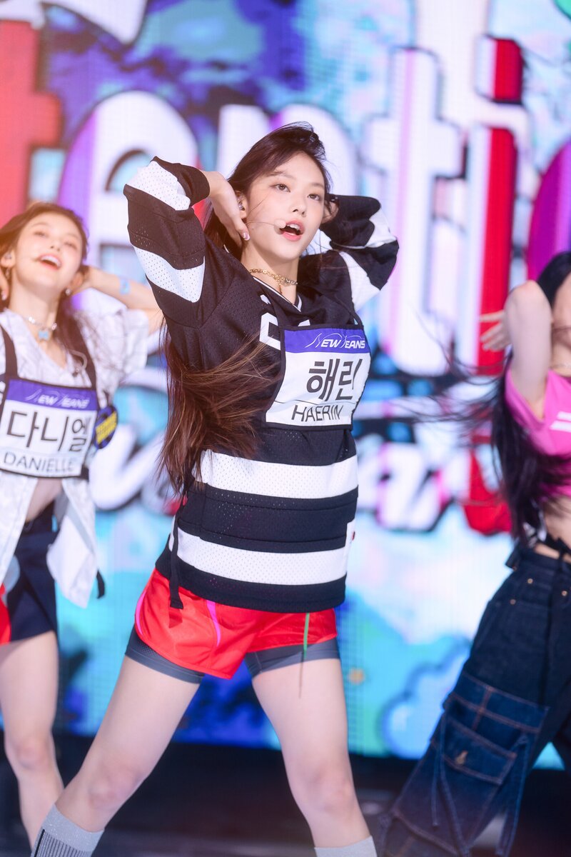 220807 NewJeans Haerin 'Attention' at Inkigayo documents 18