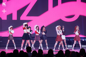 220513 KCON Twitter Update - NiziU Official Stage Photos