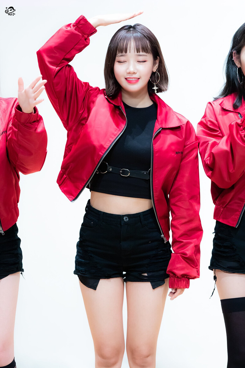 181021 Weki Meki Yoojung at 'KISS, KICKS' Youngdeungpo Fansign documents 5