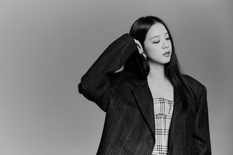 211211 YG Stage Naver Post - BLACKPINK Jisoo Harpers Magazine December Issue Behind documents 7