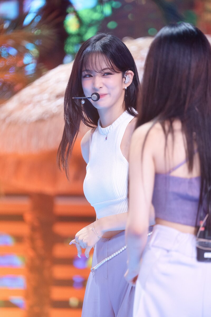 220703 fromis_9 Chaeyoung - 'Stay This Way' at Inkigayo documents 12