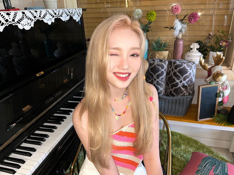 220902 LOONA Twitter Update - GoWon documents 3