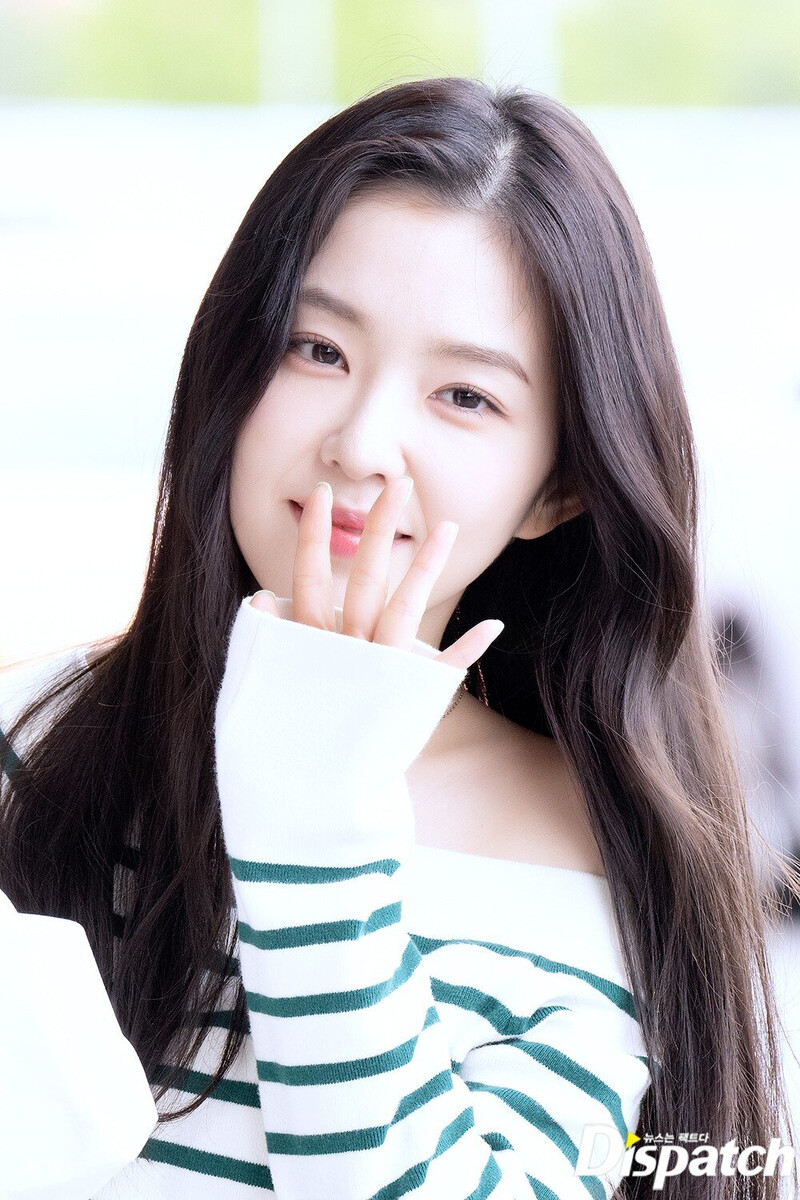 230502 Red Velvet Irene at Gimpo Airport documents 2