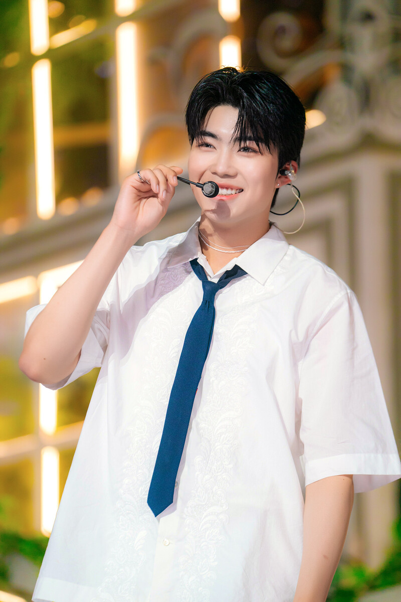 230716 ZEROBASEONE Park Gun Wook - 'In Bloom' at Inkigayo documents 4