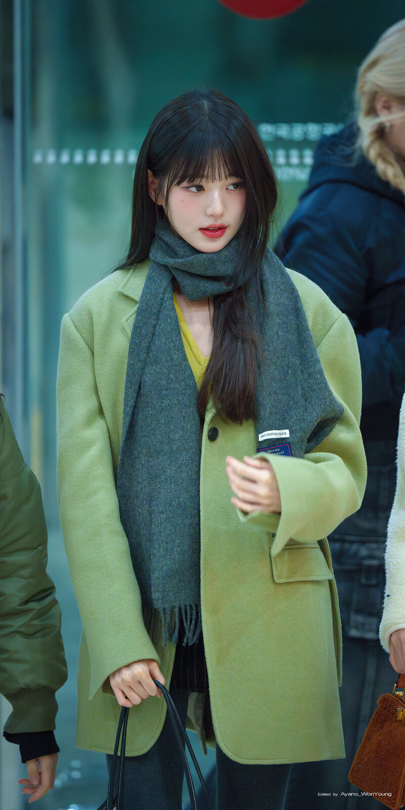 231114 IVE's Wonyoung at Gimpo International Airport (GMP) documents 10