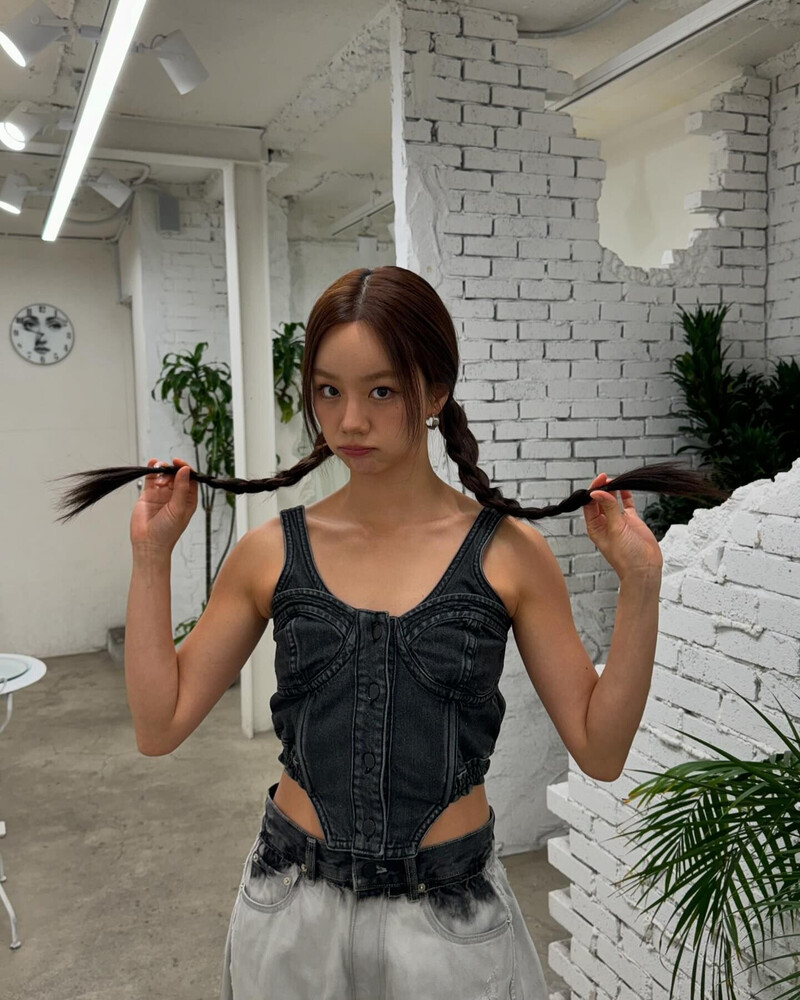 240607 - HYERI Instagram Update with KARINA documents 5