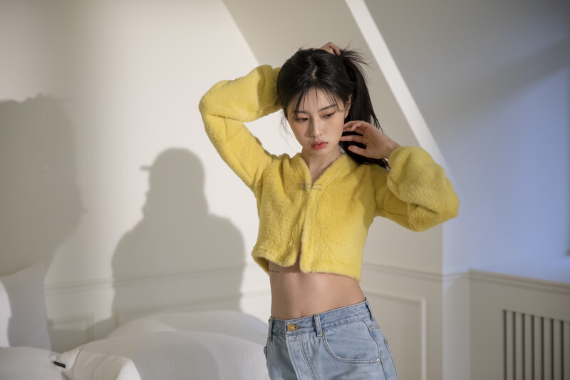 220402 8D Naver Post - Kang Hyewon - ELLE Photoshoot Behind documents 10