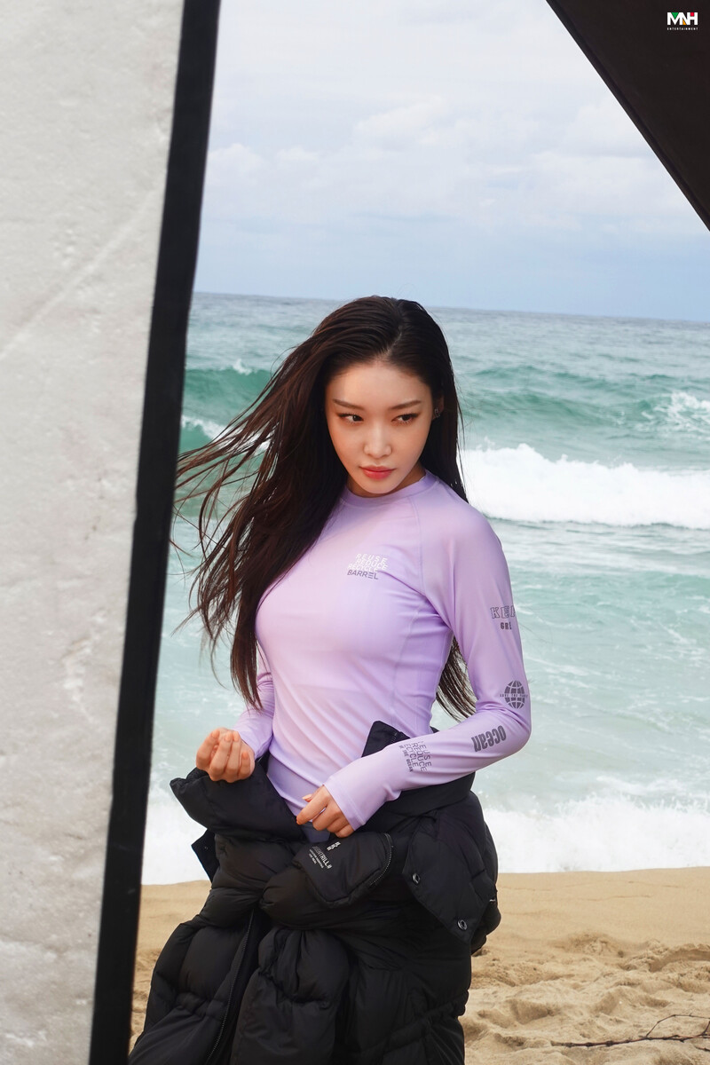 220831 MNH Naver Post - Chungha - BARREL Photoshoot Behind documents 9