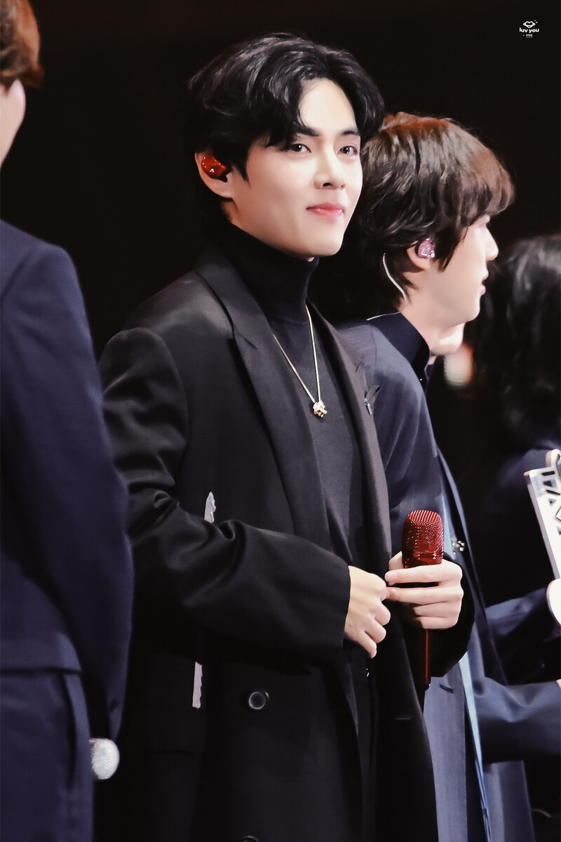 221008 BTS V at The Fact Music Awards 2022 documents 4