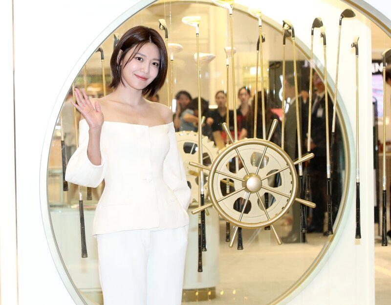 230614 Sooyoung - Majesty Golf Photo Call Event documents 5