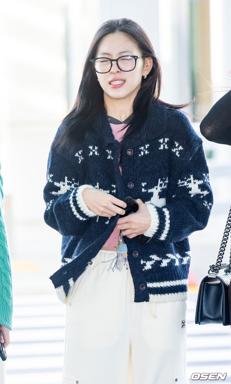 241122 Itzy Ryujin at Incheon International Airport documents 1