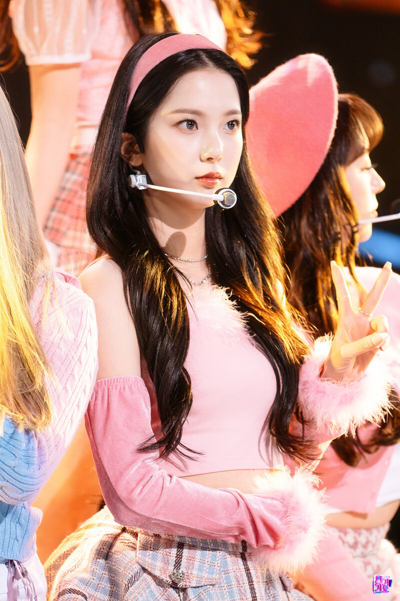 220123 Kep1er Yujin - 'WA DA DA' at Inkigayo documents 5