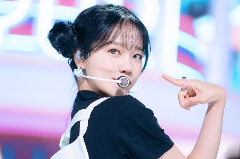 220605 Jo Yuri - 'Love Shhh!' at Inkigayo documents 17