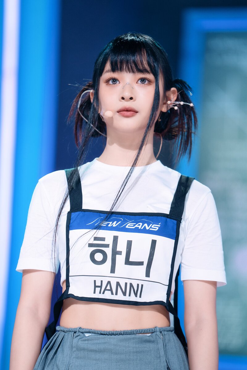 220807 NewJeans Hanni 'Cookie' at Inkigayo documents 15
