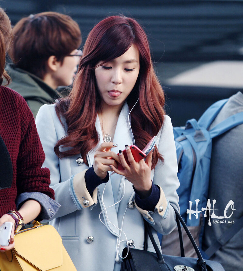 130308 Girls' Generation Tiffany at Incheon Airport documents 3