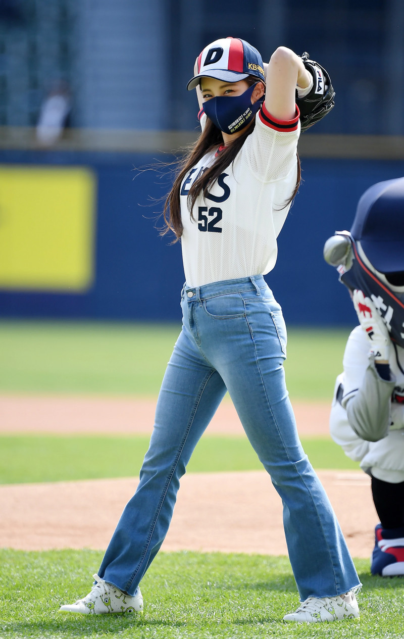 210404 Brave Girls Yujeong - First pitch for Doosan Bears documents 10