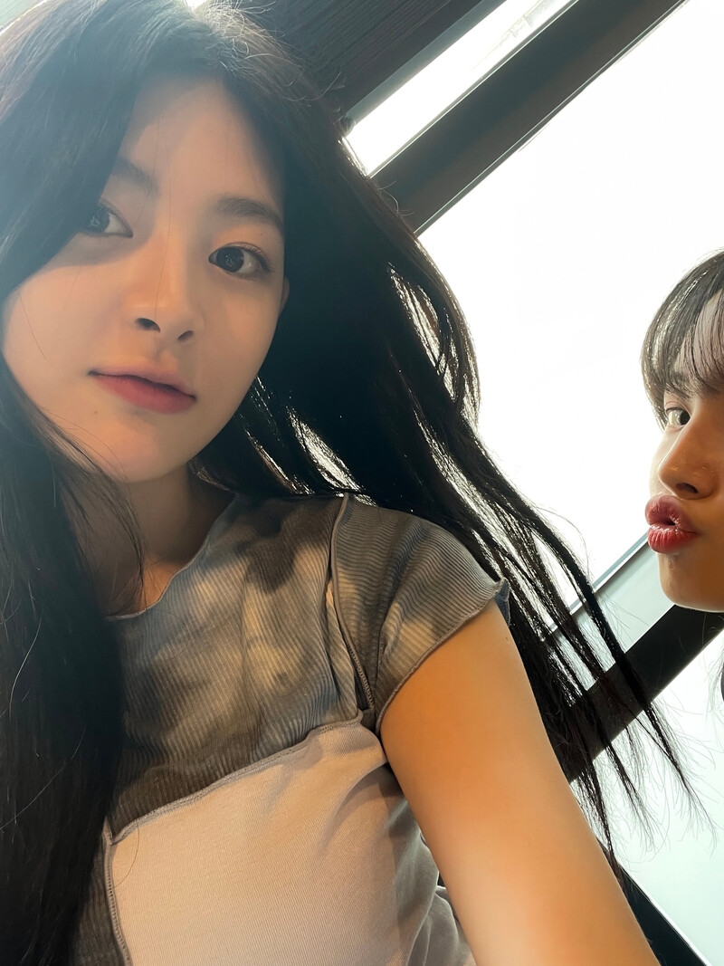 210729 STAYC Twitter Update - Seeun and Yoon documents 2