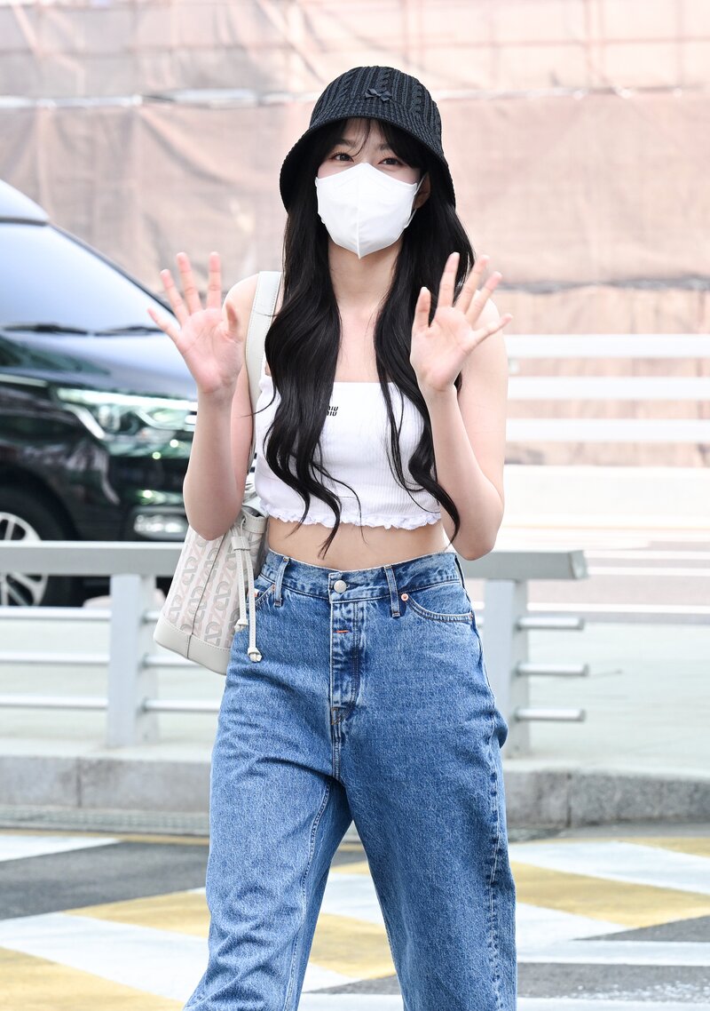220520 STAYC's Yoon at Incheon International Airport for KCON USA 2022 documents 5
