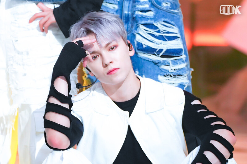 230428 SEVENTEEN Vernon - 'Super' at Music Bank documents 6