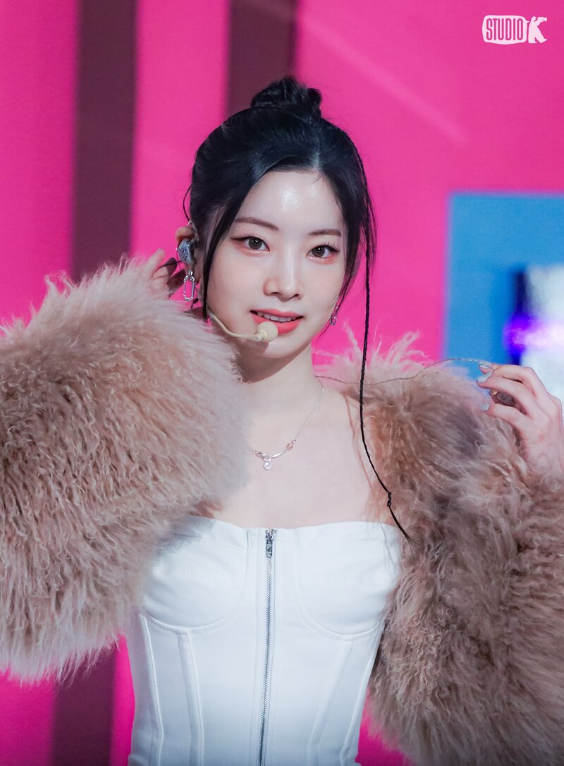 240222 - KBS Kpop Twitter Update with DAHYUN - 'SET ME FREE' Music Bank Behind Photo documents 3