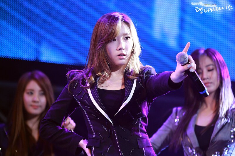 121021 Girls' Generation Taeyeon at GS& Concert documents 15